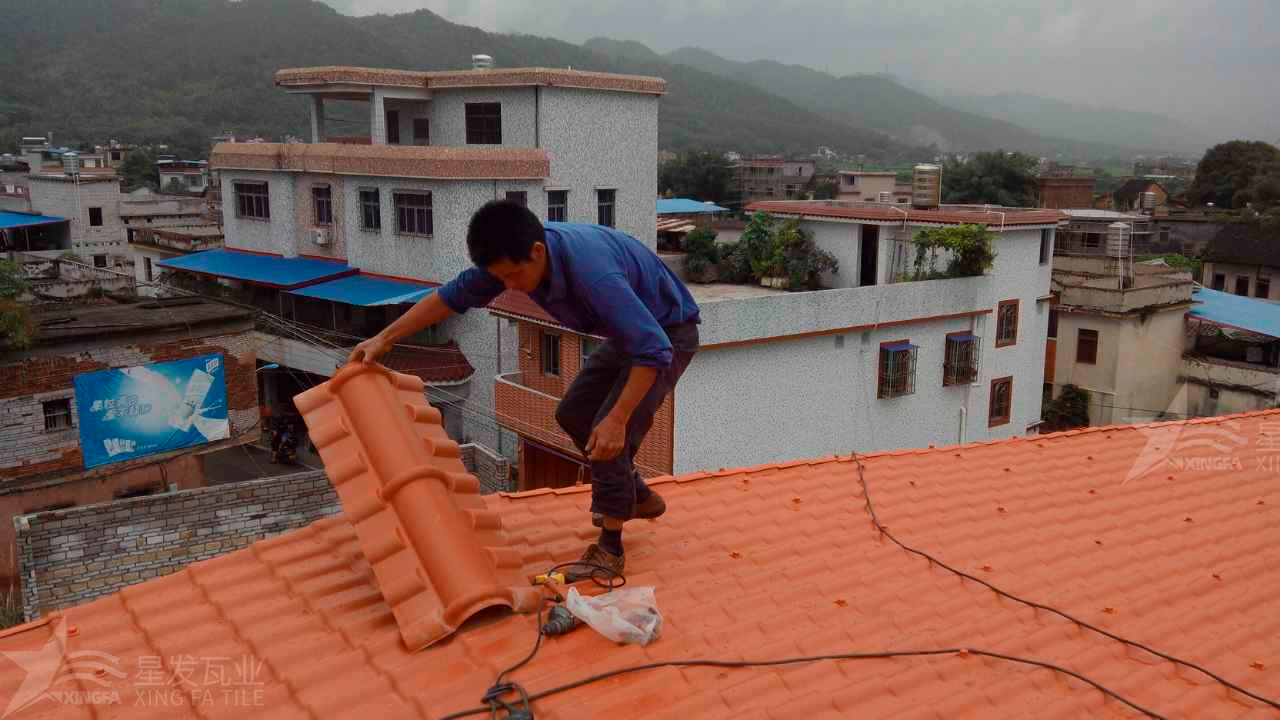 合成樹脂瓦與鐵皮瓦在性能和優(yōu)點上的區(qū)別和差異？