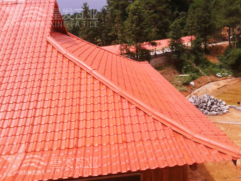 潮濕天氣不是問(wèn)題！樹(shù)脂瓦輕松應(yīng)對(duì)挑戰(zhàn)！