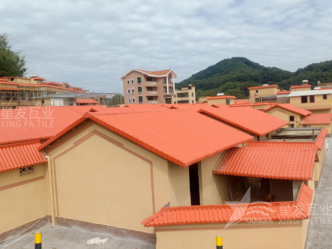 從傳統(tǒng)瓦片升級(jí)到合成樹(shù)脂瓦，讓農(nóng)村房屋煥發(fā)新生！